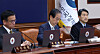 Han Duck-soo, acting president and prime minister, center, knocks a gavel to convene a Cabinet meeting at the government complex in central Seoul on Dec. 19. Finance Minister Choi Sang-mok, left, and Education Minister Lee Ju-ho are also seen. [JOINT PRESS CORPS]