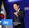 Democratic Party candidate Lee Jae-myung holds his first press conference since the start of the official campaign on the morning of May 25. [JOINT PRESS CORPS]