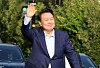 Former President Yoon Suk Yeol waves to supporters as he leaves the presidential residence in Hannam-dong, Yongsan District, in central Seoul on April 11. [NEWS1]