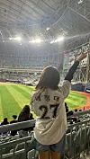 Baseball fan Seong Soo-bin, wearing a KT Wiz uniform with player Bae Jeong-dae’s name on it, poses for a photo. [SEONG SOO-BIN]