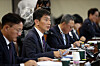 Financial Supervisory Service Gov. Lee Bok-hyun, second from left, speaks during a meeting with bank CEOs held in central Seoul on Tuesday. [NEWS1]