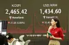 A screen in Hana Bank's trading room in central Seoul shows the Kospi closing at 2,465.42 points on April 4, down 21.28 points, or 0.86 percent, from the previous trading session. [YONHAP]