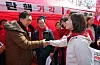 Conservative People Power Party Rep. Kim Gi-hyeon, left, shakes hands with Rep. Na Kyung-won near the Constitutional Court in central Seoul on Thursday. [NEWS1]