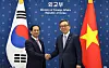 Korean Foreign Minister Cho Tae-yul, right, welcomes his Vietnamese counterpart, Bui Thanh Son, to the foreign ministry headquarters in Seoul on May 31, 2024. [YONHAP]