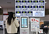 People visit the Seoul Western Employment and Welfare Plus Center in Mapo District, western Seoul on Nov. 12 to receive consultations about unemployment benefits. [NEWS1]
