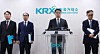 Lee Seung-woo, head of the joint task force on stock manipulation, second from right, briefs reporters on the team’s first case involving unfair trading practices at the Korea Exchange’s Seoul office in Yeongdeungpo District, western Seoul, on Sept. 23. [YONHAP]