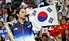 An Se-young poses with her gold medal after winning the women's individual badminton tournament at the 2024 Paris Olympics on Monday. [YONHAP]