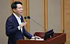 Seoul Mayor Oh Se-hoon answers a question about the Hangang Bus plan at the Seoul Metropolitan Council in central Seoul on Nov. 20. [YONHAP]