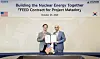 Hyundai Engineering & Construction CEO Lee Han-woo, left, and Fermi Nuclear CEO Mesut Uzman take a photo after signing a deal for the Project Matador in Texas at the Korean company's headquarters in central Seoul on Oct. 24. [HYUNDAI E&C]