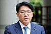 Former prosecutor Kim Sang-min arrives at the Seoul Central District Court in southern Seoul on Sept. 17, 2025, ahead of a hearing on his potential arrest on charges of bribing former first lady Kim Keon Hee. [YONHAP]