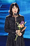 Actor Kim Go-eun wins the Best Actress award for the film section at the 60th Baeksang Arts Awards on Tuesday evening in southern Seoul. [BAEKSANG ARTS AWARDS ORGANIZING COMMITTEE]