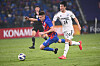 Ulsan Hyundai's Lee Gyu-sung, right, vies for the ball with Johor Darul Ta'zim's Oscar Arribas during an AFC Champions League match at Sultan Ibrahim Stadium in Malaysia on Tuesday. [AFC]