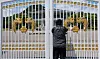 Visitors stand outside the Cheong Wa Dae, or the Blue House, gates in central Seoul, on June 4 afternoon. [YONHAP]