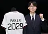 T1’s Faker, whose real name is Lee Sang-hyeok, poses next to a uniform with his name during a press conference in Jongno District, central Seoul, on Dec. 18. [YONHAP]