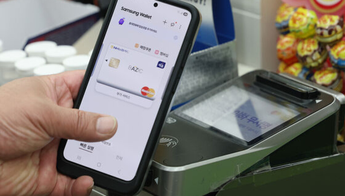 Photograph accompanying Phones passed 55.7% of Korean card spending while plastic still grew in won terms