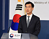 Foreign Ministry spokesperson Lee Jae-woong speaks during a regular briefing at the Foreign Ministry building in Jongno District, central Seoul, on April 15. [YONHAP]