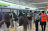 A Busan Transportation Corporation employee controls the crowd at Seomyeon Station, Busan’s busiest subway interchange, on May 28. [JOONGANG ILBO]