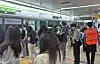 A Busan Transportation Corporation employee controls the crowd at Seomyeon Station, Busan’s busiest subway interchange, on May 28. [JOONGANG ILBO]