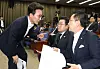 Democratic Party lawmakers including floor leader Park Chan-dae, center, converse during an emergency party caucus convened at the National Assembly in Yeouido, western Seoul, on May 1. [NEWS1]