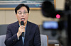 People Power Party floor leader Song Eon-seog speaks during a press conference at Terminal 1 of Incheon International Airport after returning from an on-site parliamentary audit in Cambodia on Oct. 23. [NEWS1]