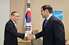 National Security Adviser Wi Sung-lac, left, shakes hands with U.S. Secretary of State Marco Rubio on the margins of the NATO summit in the Netherlands on June 24. [PRESIDENTIAL OFFICE]