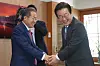 Hong Joon-pyo, left, shakes his hand with liberal presidential candidate Lee Jae-myung in Daegu City Hall on May 10, 2023. [NEWS1]