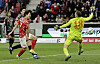 Mainz midfielder Lee Jae-sung, left, scores a goal during a Bundesliga match against Bayern Munich at Mewa Arena in Germany on Saturday. [EPA/YONHAP]