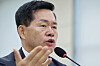 Seok Jong-gun, head of the Defense Acquisition Program Administration (DAPA), answers questions from lawmakers during a parliamentary audit held at the National Assembly in western Seoul on Oct. 17. [NEWS1]