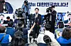 Democratic Party Chairman Lee Jae-myung, center, speaks to his supporters at his campaign office in Incheon, early Thursday, as he was projected to be re-elected in Incheon's Gyeyang-B District. [JOINT PRESS CORPS]