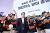 Then-President Yoon Suk Yeol poses for a commemorative photo with members of the North Korean defector youth baseball team, the Challengers, during a send-off ceremony for their visit to the United States held at the Blue House state guesthouse on July 14, 2024. [JOINT PRESS CORPS]