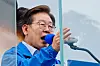 Democratic Party presidential candidate Lee Jae-myung makes a speech in Incheon on May 21. [NEWS1]