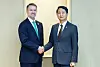 Minister of Trade, Industry and Energy Ahn Duk-geun, right, shakes hands with U.S. Trade Representative Jamieson Greer ahead of their meeting in Jeju on May 16. [YONHAP]