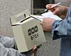 A pollster hands out gifts to voters who respond to an exit poll being conducted jointly by the three major broadcasters in front of a polling station at Yonsei University in Seodaemun District, central Seoul, Wednesday. [NEWS1]