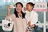 A mother poses for a selfie with her daughter, showing off the ballot stamp on the back of her hand after voting at a polling station in Dalseong County, Daegu, Wednesday. [NEWS1]