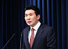 Hwang Sang-moo, senior presidential secretary for civil and social affairs, speaks during a briefing at the presidential office in Yongsan, central Seoul last December. [YONHAP]