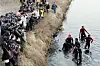 Searchers look for the remains of 8-year-old Woo Ye-seul in a stream in Siheung, Gyeonggi, on March 18, 2008. [YONHAP]