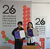 Intimacy coordinator Kwon Bo-ram, right, signs a memorandum of understanding with The Center for Gender Equality in Korean Film Deundeun, in May. [THE CENTER FOR GENDER EQUALITY IN KOREAN FILMS DEUNDEUN]