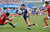 Korea's Jang Yong-heung, center, drives through the Chinese line during a rugby sevens semifinal at the 19th Asian Games at Hangzhou Teachers' University in Hangzhou, China on Tuesday.  [YONHAP]