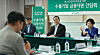 Hana Bank CEO Lee Ho-sung, center, attends a financial support roundtable at the Siheung Chamber of Commerce and Industry in Siheung, Gyeonggi on Sept. 15. [HANA BANK]