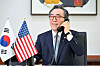 South Korean Foreign Minister Cho Tae-yul is seen speaking on the phone to U.S. Secretary of State Marco Rubio, in this photo released by Seoul's Ministry of Foreign Affairs. [MINISTRY OF FOREIGN AFFAIRS]