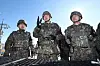 Joint Chiefs of Staff Commander Kim Myung-soo, center, visits an eastern border area in the DMZ on Thursday. [YONHAP]