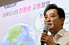 Seoul Mayor Oh Se-hoon introduces the so-called 'climate card' that will allow unlimited use of subways, buses and public bicycles in the city during a press briefing at Seoul City Hall on Monday. The climate card will cost 65,000 won ($48) per month and will be officially introduced to the public in the latter half of next year after a trial period from January to May. [NEWS1]