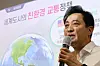 Seoul Mayor Oh Se-hoon introduces the so-called 'climate card' that will allow unlimited use of subways, buses and public bicycles in the city during a press briefing at Seoul City Hall on Monday. The climate card will cost 65,000 won ($48) per month and will be officially introduced to the public in the latter half of next year after a trial period from January to May. [NEWS1]