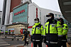 Police officers on Wednesday guards the Seoul National University Hospital, where DP leader Lee Jae-myung was hospitalized after an attack on Tuesday. [YONHAP]