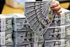 An employee arranges stacks of bank notes at Hana Bank's Counterfeit Notes Response Center in Jung District, central Seoul, on Jan. 6. [NEWS1]
