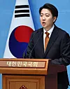 Reform Party presidential candidate Lee Jun-seok speaks during a press conference at the National Assembly in Yeouido, western Seoul, on May 22. [NEWS1]