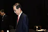 Acting President Han Duk-soo attends a roundtable on regulatory reform for small- and mid-sized enterprises held at the Korea Federation of SMEs in Yeouido, western Seoul, on April 30. [JOINT PRESS CORPS]