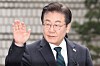 Democratic Party leader Lee Jae-myung waves to supporters as he arrives at the Seoul High Court in Seocho District, southern Seoul, on Feb. 12. Lee is the current frontrunner among potential presidential contenders. [NEWS1]