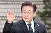 Democratic Party leader Lee Jae-myung waves to supporters as he arrives at the Seoul High Court in Seocho District, southern Seoul, on Feb. 12. Lee is the current frontrunner among potential presidential contenders. [NEWS1]