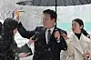 DP leader Lee Jae-myung waves to his supporters on March 4, as he attends his trial at the Seoul Central District Court regarding his alleged wrongdoing on Daejangdong reconstruction scandals. [YONHAP]